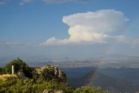 Pyrocumulus storm, with the rainbow next to a geodesic vertex Foto stock