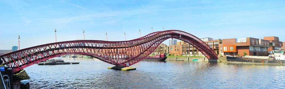 Python bridge, Amsterdam The red Python bridge in Amsterdam, Netherlands. ... Foto stock