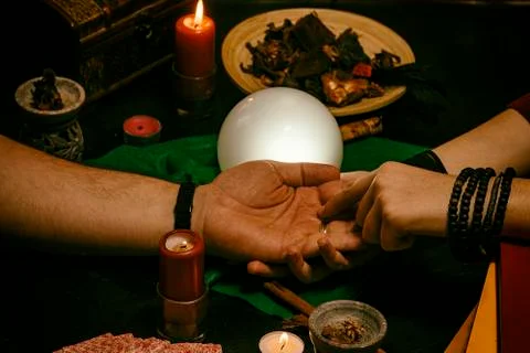 Pythoness reading the future in the hand of a man. Foto stock