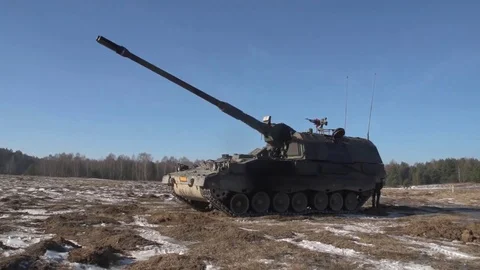 PzH-2000 self-propelled artillery mount, raises the barrel and is priced Stock Footage 120946990