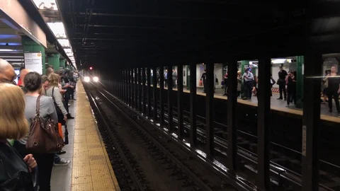 Q train approaching stop in subway station NYC Vídeo Stock 103108109