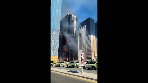 Qatar: Fire erupts at Umm Bab tower in Doha Vidéo 280376368