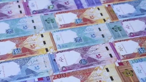 Qatar paper money, the Qatari riyal as a tool for financial transactions and tra Vídeo Stock 336012995