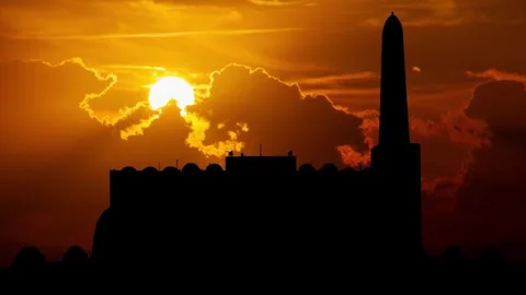 Qatar State Mosque: Time Lapse at Sunset with Red Clouds and Fiery Sky, Doha Vidéo 267685481