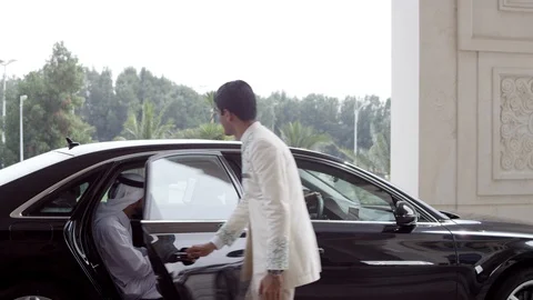 Qatari man getting out of the car. Stock Footage 119391355