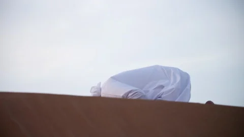 Qatari man praying on desert. Stock Footage 119395149
