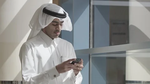 Qatari man text messaging. Stock Footage 90798018