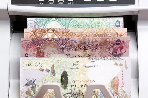 Qatari riyal in the counting machine Foto stock