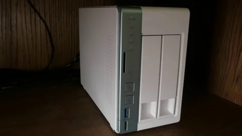 Qnap home NAS server network drive personal cloud internet of things iot Vídeo Stock 75096512