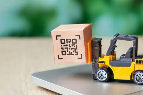 QR code concept. Product labeling on the box. Process optimization in logisti 库存照片