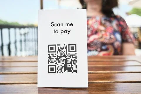 QR code for contactless payment in a restaurant. Concept of cashless technology Stockfoto's