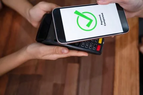 QR code is displayed on screen for cashless payment scanning. Enthusiastic Foto stock