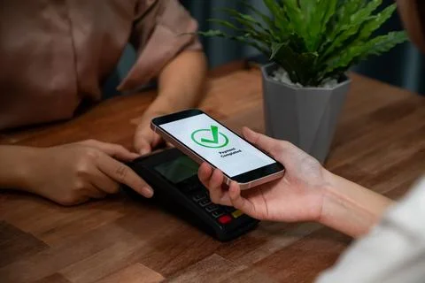 QR code is displayed on screen for cashless payment scanning. Enthusiastic Foto stock