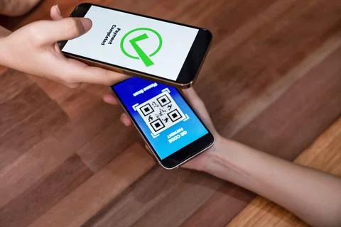 QR code is displayed on screen for cashless payment scanning. Enthusiastic Foto stock