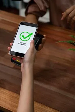 QR code is displayed on screen for cashless payment scanning. Enthusiastic Foto stock