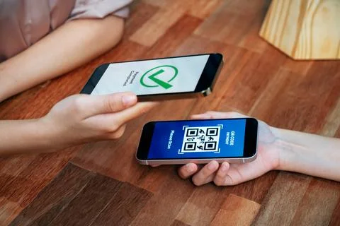 QR code is displayed on screen for cashless payment scanning. Enthusiastic Foto stock