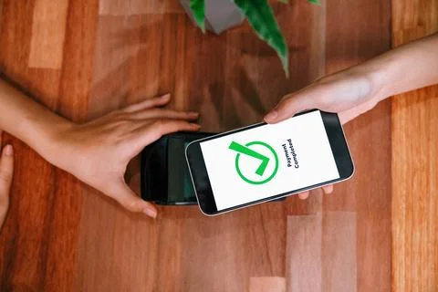 QR code is displayed on screen for cashless payment scanning. Enthusiastic Foto stock