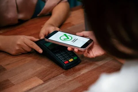 QR code is displayed on screen for cashless payment scanning. Enthusiastic Foto stock