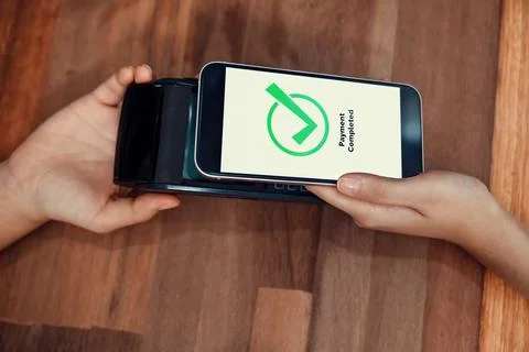 QR code is displayed on screen for cashless payment scanning. Enthusiastic Foto stock