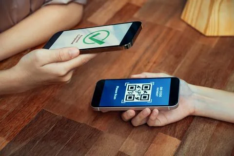 QR code is displayed on screen for cashless payment scanning. Enthusiastic 스톡 사진