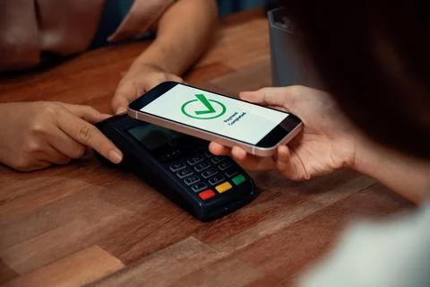 QR code is displayed on screen for cashless payment scanning. Enthusiastic Foto stock
