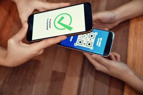 QR code is displayed on screen for cashless payment scanning. Enthusiastic 스톡 사진