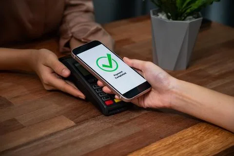 QR code is displayed on screen for cashless payment scanning. Enthusiastic Foto stock