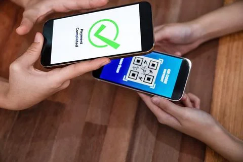 QR code is displayed on screen for cashless payment scanning. Enthusiastic Foto stock