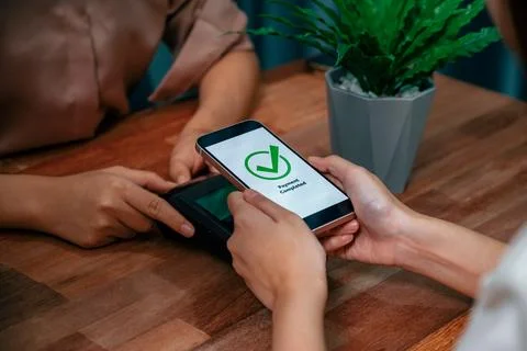 QR code is displayed on screen for cashless payment scanning. Enthusiastic Foto stock