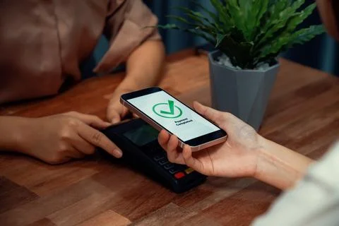 QR code is displayed on screen for cashless payment scanning. Enthusiastic Foto stock