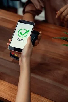 QR code is displayed on screen for cashless payment scanning. Enthusiastic Foto stock