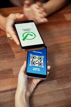 QR code is displayed on screen for cashless payment scanning. Enthusiastic Foto stock