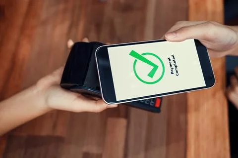 QR code is displayed on screen for cashless payment scanning. Enthusiastic Foto stock