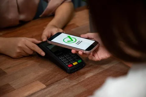 QR code is displayed on screen for cashless payment scanning. Enthusiastic Foto stock