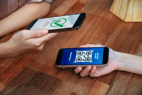 QR code is displayed on screen for cashless payment scanning. Enthusiastic Foto stock