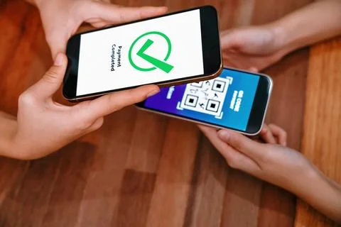 QR code is displayed on screen for cashless payment scanning. Enthusiastic Foto stock