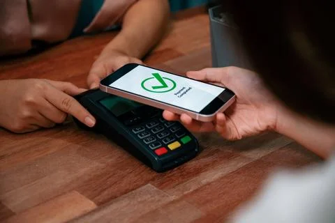 QR code is displayed on screen for cashless payment scanning. Enthusiastic Foto stock