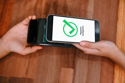 QR code is displayed on screen for cashless payment scanning. Enthusiastic Foto stock