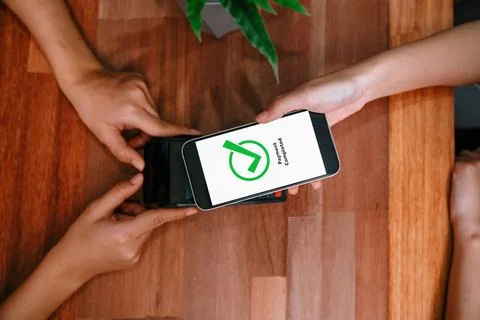 QR code is displayed on screen for cashless payment scanning. Enthusiastic Foto stock