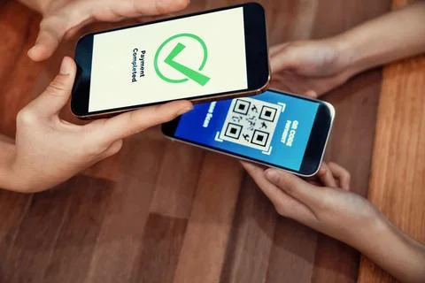 QR code is displayed on screen for cashless payment scanning. Enthusiastic Foto stock