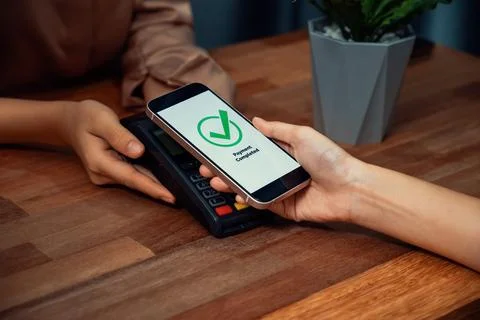 QR code is displayed on screen for cashless payment scanning. Enthusiastic Foto stock