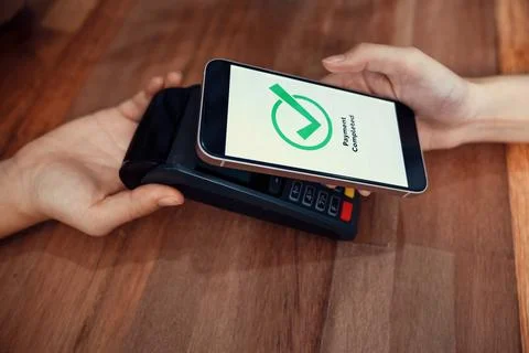 QR code is displayed on screen for cashless payment scanning. Enthusiastic Foto stock