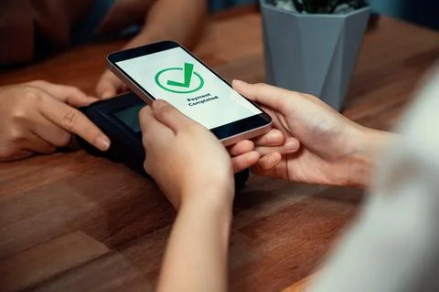 QR code is displayed on screen for cashless payment scanning. Enthusiastic Foto stock