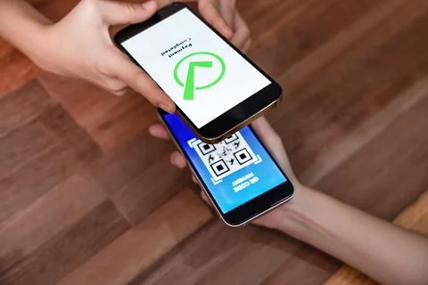 QR code is displayed on screen for cashless payment scanning. Enthusiastic Foto stock