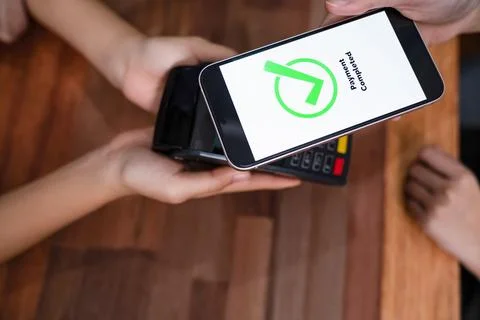 QR code is displayed on screen for cashless payment scanning. Enthusiastic Foto stock