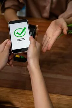 QR code is displayed on screen for cashless payment scanning. Enthusiastic 스톡 사진