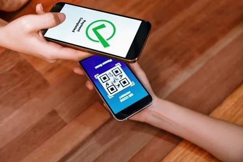 QR code is displayed on screen for cashless payment scanning. Enthusiastic Foto stock