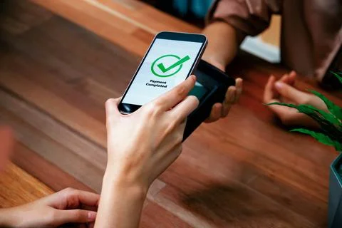 QR code is displayed on screen for cashless payment scanning. Enthusiastic Foto stock