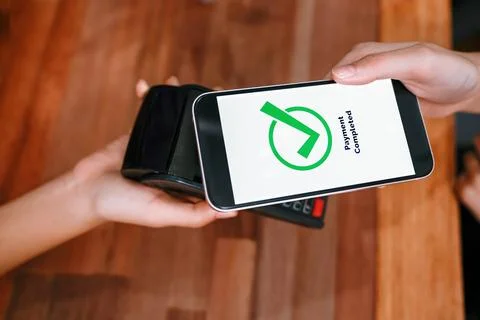 QR code is displayed on screen for cashless payment scanning. Enthusiastic Foto stock