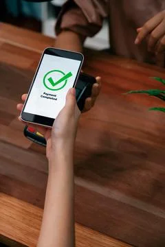 QR code is displayed on screen for cashless payment scanning. Enthusiastic Foto stock